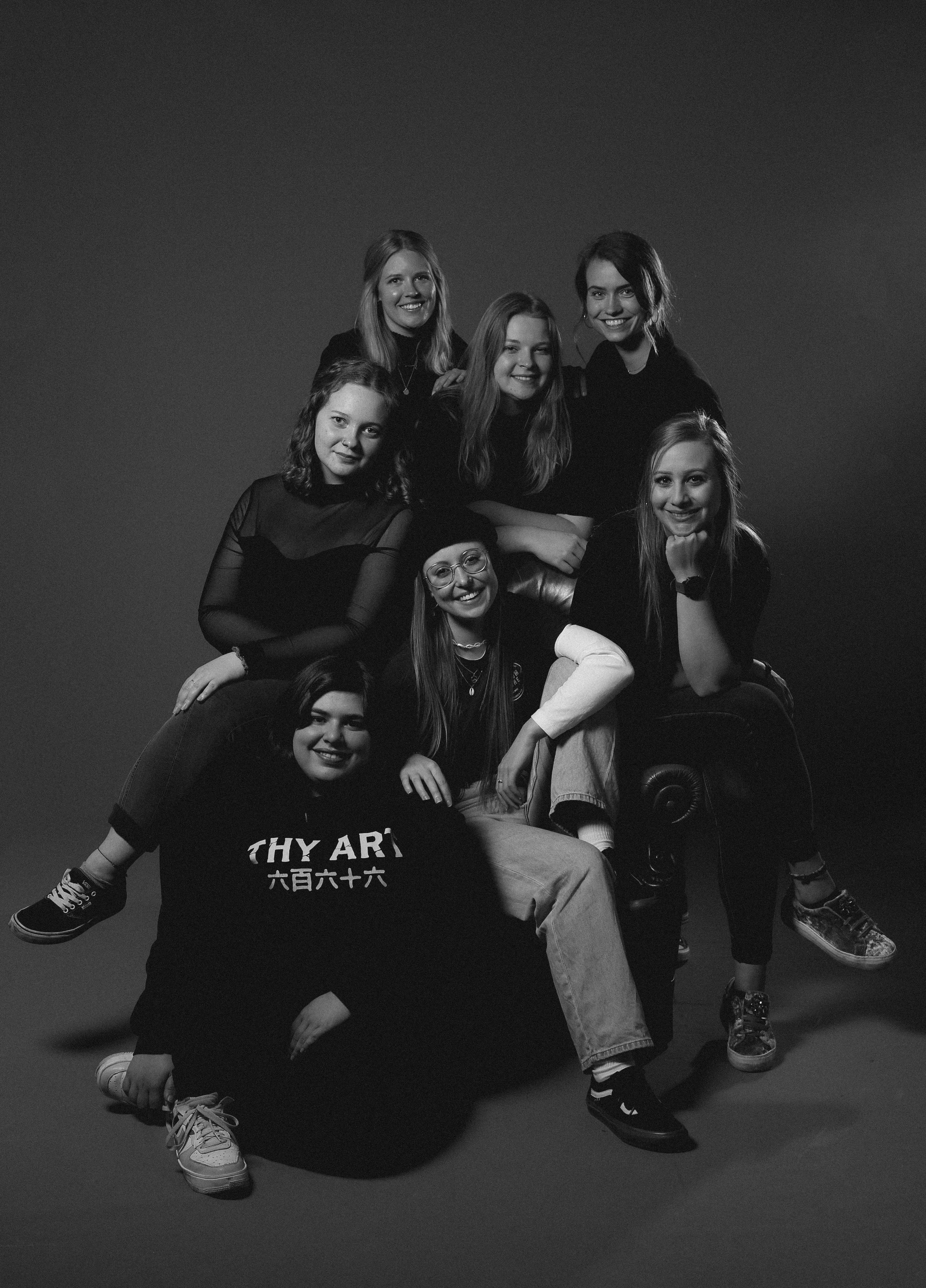 Gruppenfoto von 7 Frauen, Mitarbeiterinnen von roundacorner